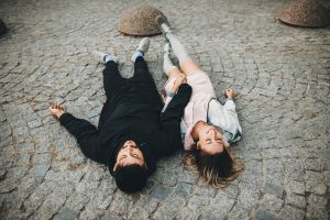 5 Contoh teks anekdot beserta kritikannya tentang cinta, beserta pengertian dan formatnya