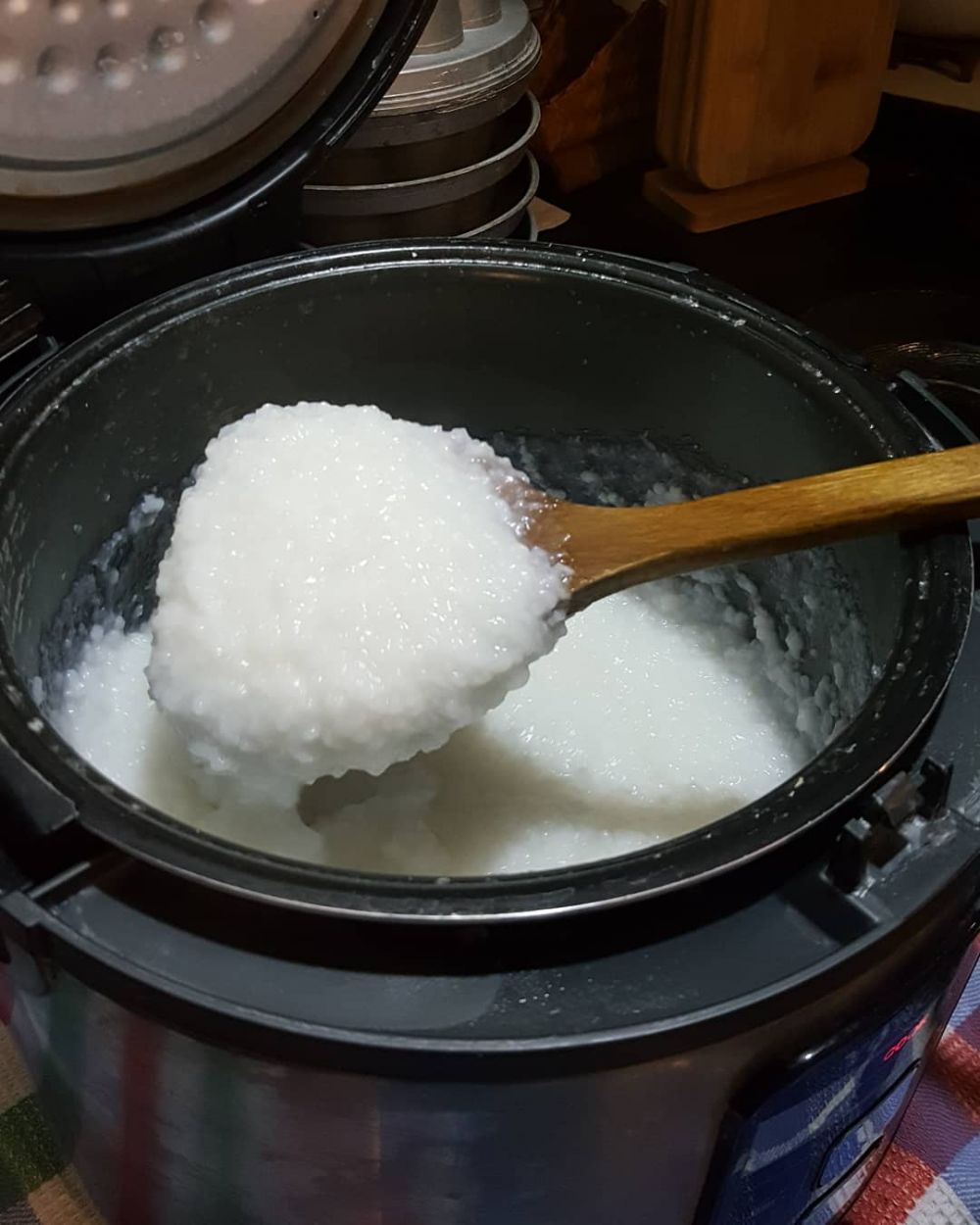 Trik bikin lontong rice cooker agar hasilnya lebih padat dan kenyal, rahasianya di 1 bahan ini