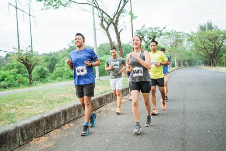 Jelaskan tiga macam teknik memasuki garis finish pada lari jarak pendek