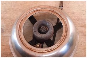 Bukan diputar, begini trik melepas cup burner kompor yang berkerak dan susah dilepas