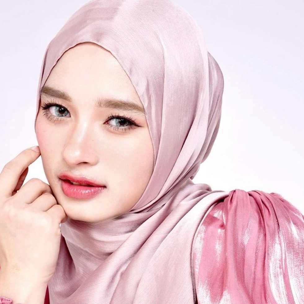 Kompak dampingi anak di acara spesial, kebersamaan Inara Rusli dan Virgoun ini bikin salut