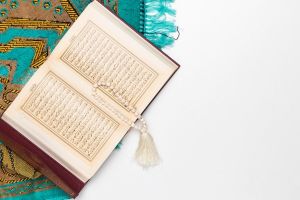 Sebutkan tiga macam keistimewaan Alquran lengkap dengan hukum membacanya