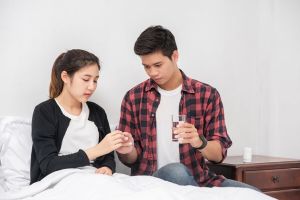 Jelaskan macam-macam alat kontrasepsi pada pria dan wanita, lengkap dengan fungsi dan penggunaannya