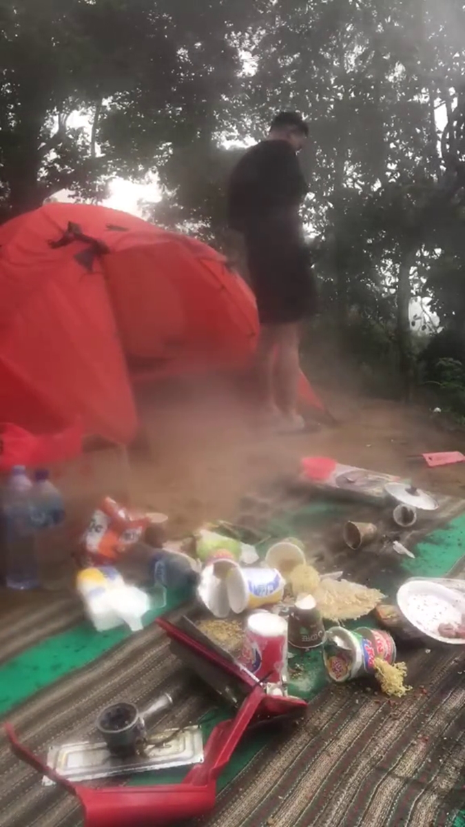 Momen remaja piknik bareng sambil masak berujung kompor meledak, ini cara mencegahnya biar tetap aman