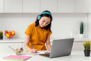 5 Contoh teks anekdot tentang belajar online, pahami definisi dan struktur yang benar