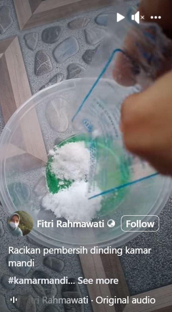 Tanpa disikat, ini trik bersihkan dinding kamar mandi berkerak tebal pakai 1 bahan dapur