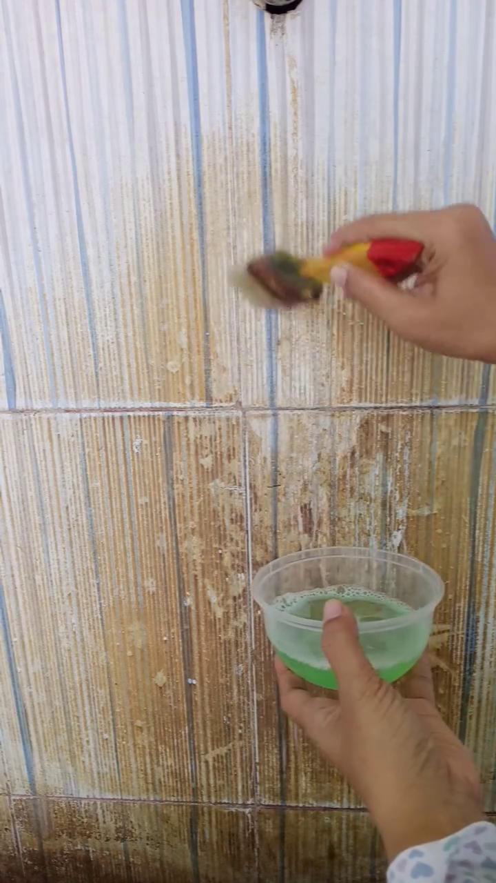 Tanpa disikat, ini trik bersihkan dinding kamar mandi berkerak tebal pakai 1 bahan dapur