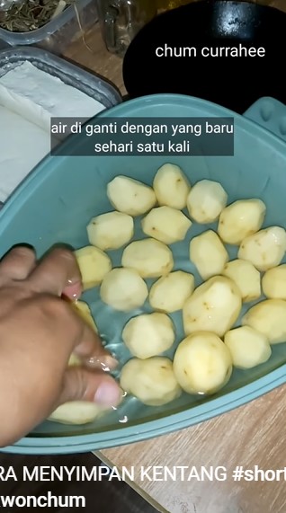 Tak perlu khawatir warnanya berubah hitam, ini trik menyimpan kentang kupas tanpa bahan tambahan
