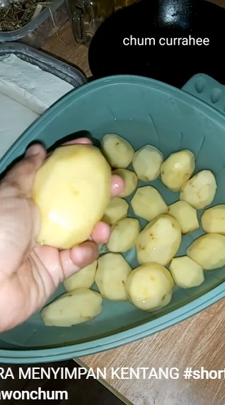 Tak perlu khawatir warnanya berubah hitam, ini trik menyimpan kentang kupas tanpa bahan tambahan