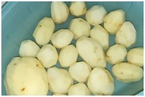 Tak perlu khawatir warnanya berubah hitam, ini trik menyimpan kentang kupas tanpa bahan tambahan