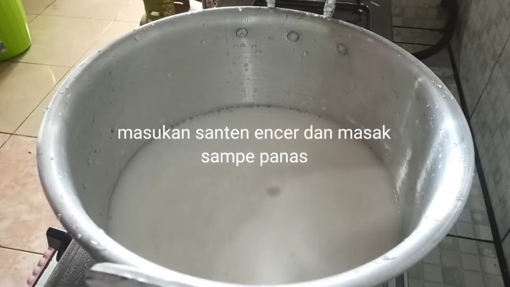 Cara mudah memasak santan untuk bahan minuman agar tak gampang pecah dan tahan lama