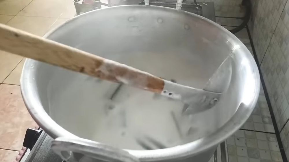 Cara mudah memasak santan untuk bahan minuman agar tak gampang pecah dan tahan lama