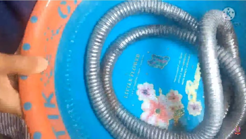 Trik menghilangkan noda hitam berkerak di selang gas LPG, kinclong seperti baru lagi