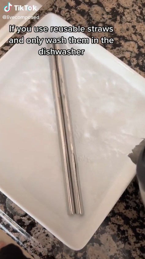 Disikat saja tidak cukup, ini cara ampuh basmi lumut di bagian dalam sedotan stainless