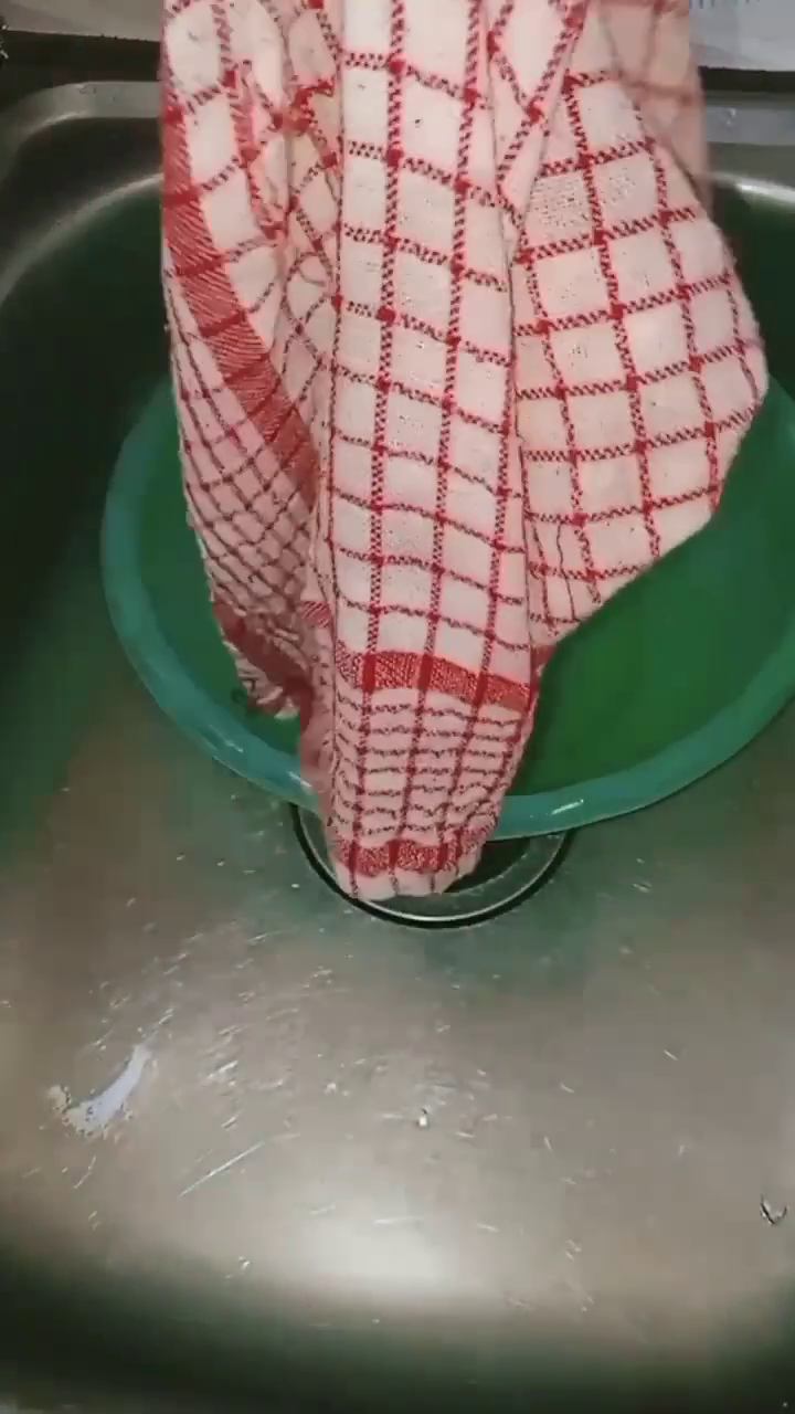 Cara cuci serbet dapur kumal ala emak-emak ini auto bersih meski tanpa disikat, ampuh basmi bau apek