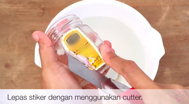 Trik mudah menghilangkan bekas stiker di botol kaca tanpa minyak kayu putih