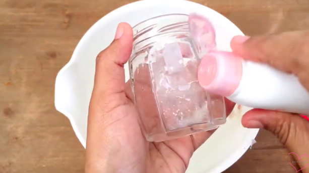 Trik mudah menghilangkan bekas stiker di botol kaca tanpa minyak kayu putih