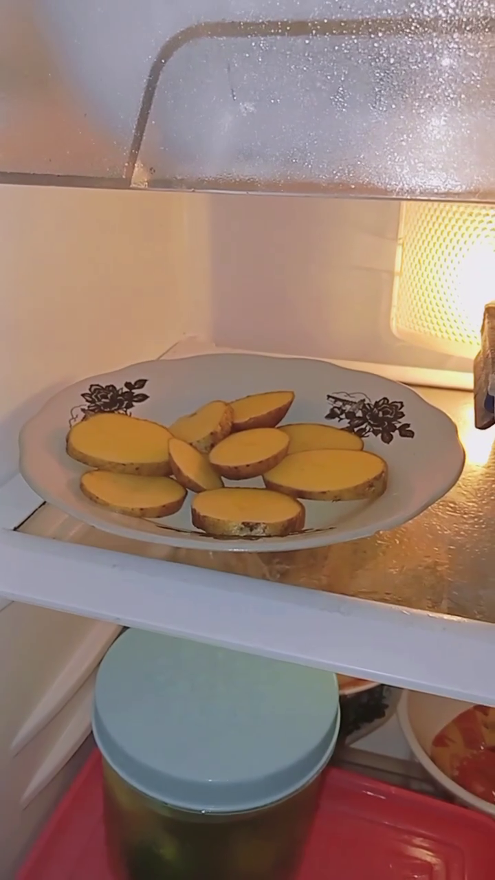 Bukan ditaburi bubuk kopi, ini cara cepat enyahkan bau tak sedap di kulkas pakai 1 bahan makanan