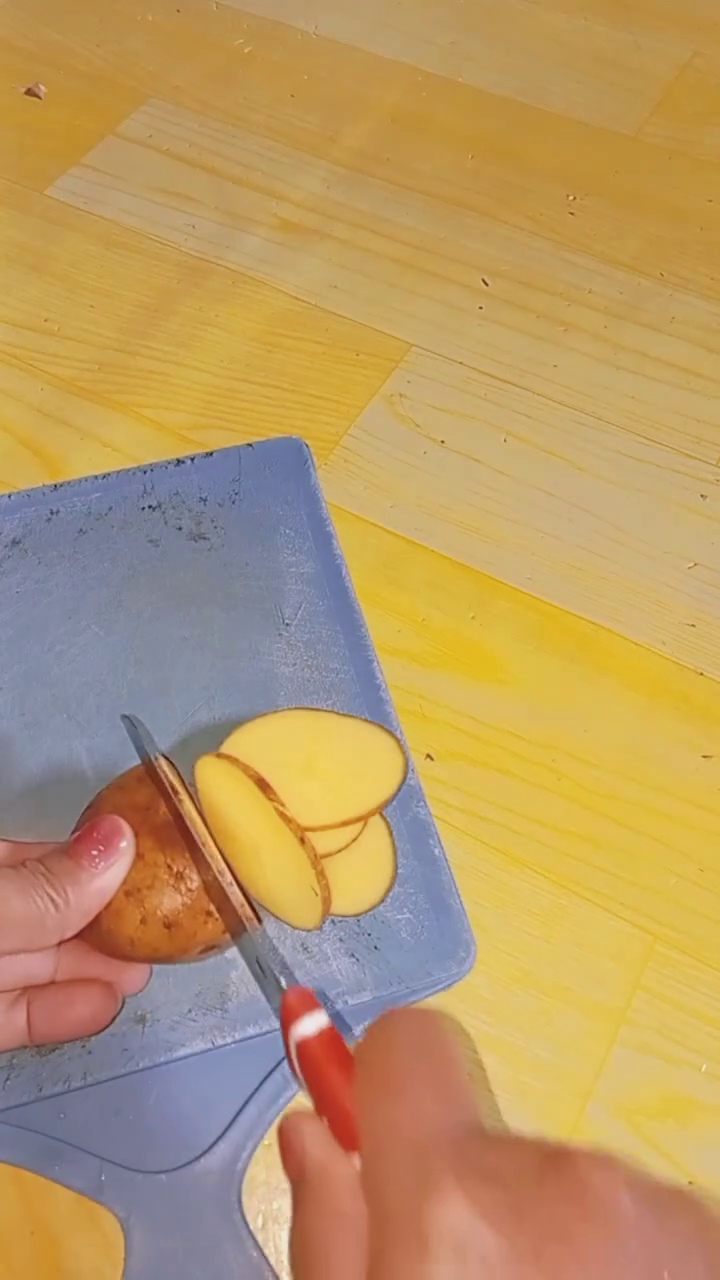 Bukan ditaburi bubuk kopi, ini cara cepat enyahkan bau tak sedap di kulkas pakai 1 bahan makanan