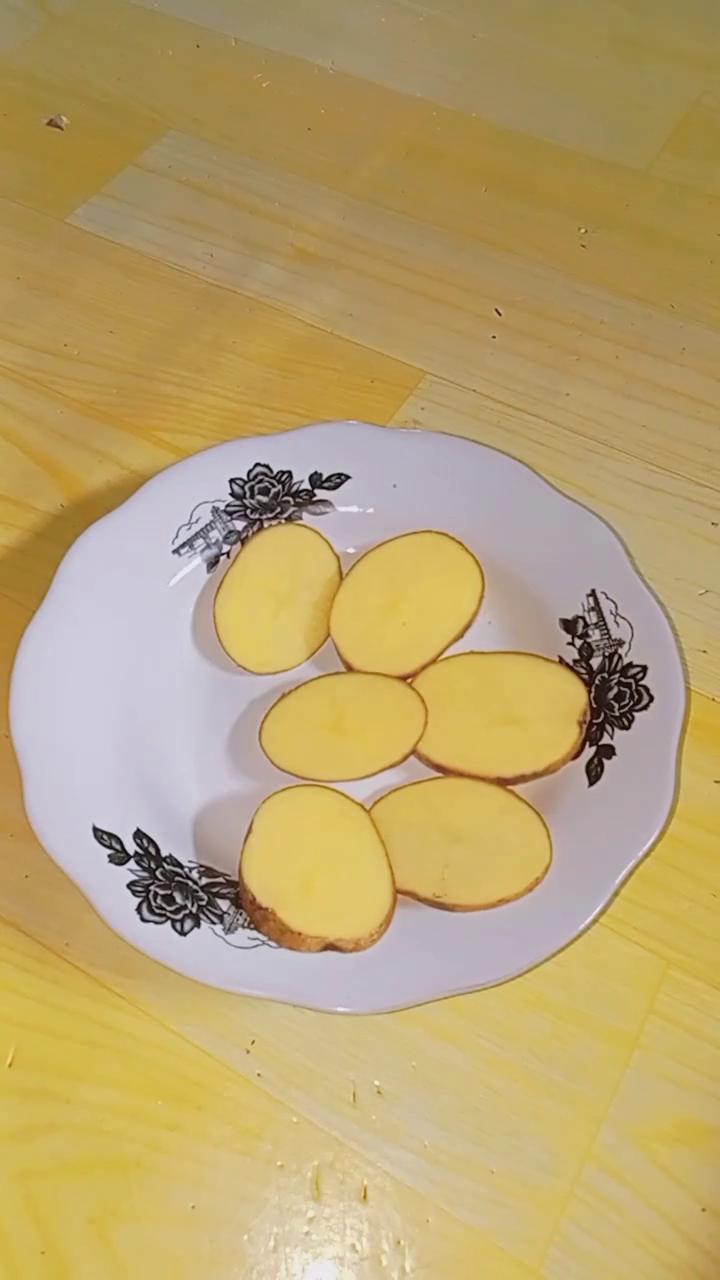 Bukan ditaburi bubuk kopi, ini cara cepat enyahkan bau tak sedap di kulkas pakai 1 bahan makanan