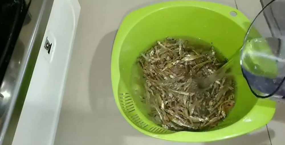 Trik mengurangi rasa asin ikan teri kering tanpa air panas, tak bikin hancur