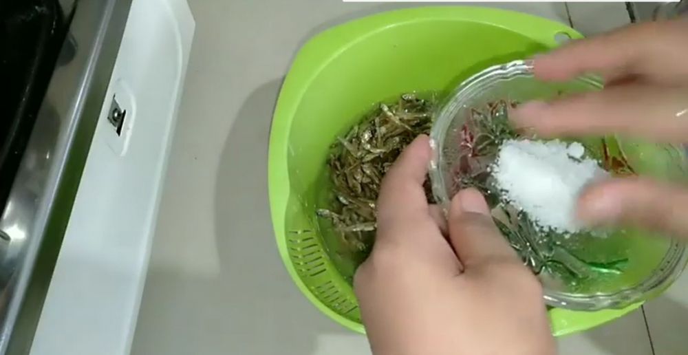 Trik mengurangi rasa asin ikan teri kering tanpa air panas, tak bikin hancur