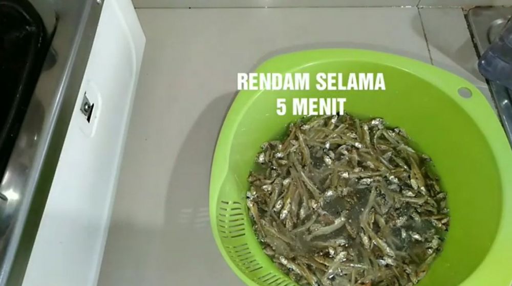 Trik mengurangi rasa asin ikan teri kering tanpa air panas, tak bikin hancur