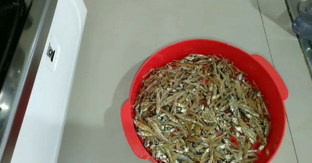 Trik mengurangi rasa asin ikan teri kering tanpa air panas, tak bikin hancur