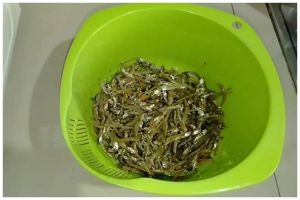 Trik mengurangi rasa asin ikan teri kering tanpa air panas, tak bikin hancur
