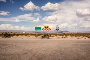 Memahami dua macam rambu petunjuk: Rambu informasi dan rambu penunjuk arah
