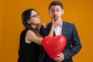 5 Contoh teks anekdot pacaran lengkap dengan pengertian dan formatnya