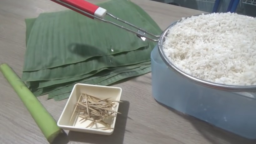 Trik merebus lontong daun pisang agar pulen, tahan lama, dan berwarna cerah