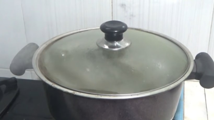 Trik merebus lontong daun pisang agar pulen, tahan lama, dan berwarna cerah