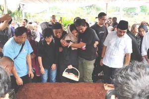 Tangis haru Ezra Mandira putra Dina Mariana saat prosesi pemakaman