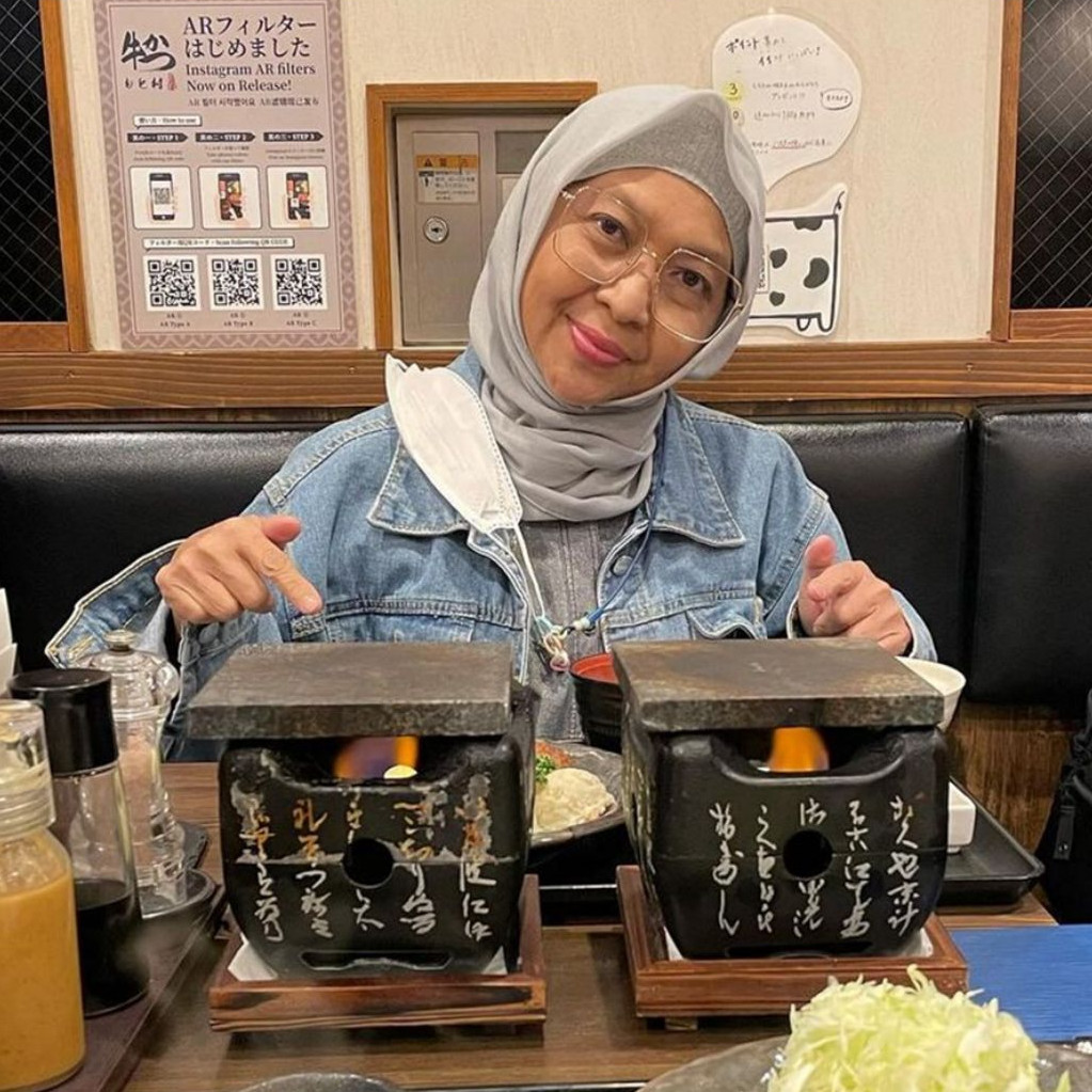 Tangis haru Ezra Mandira putra Dina Mariana saat prosesi pemakaman