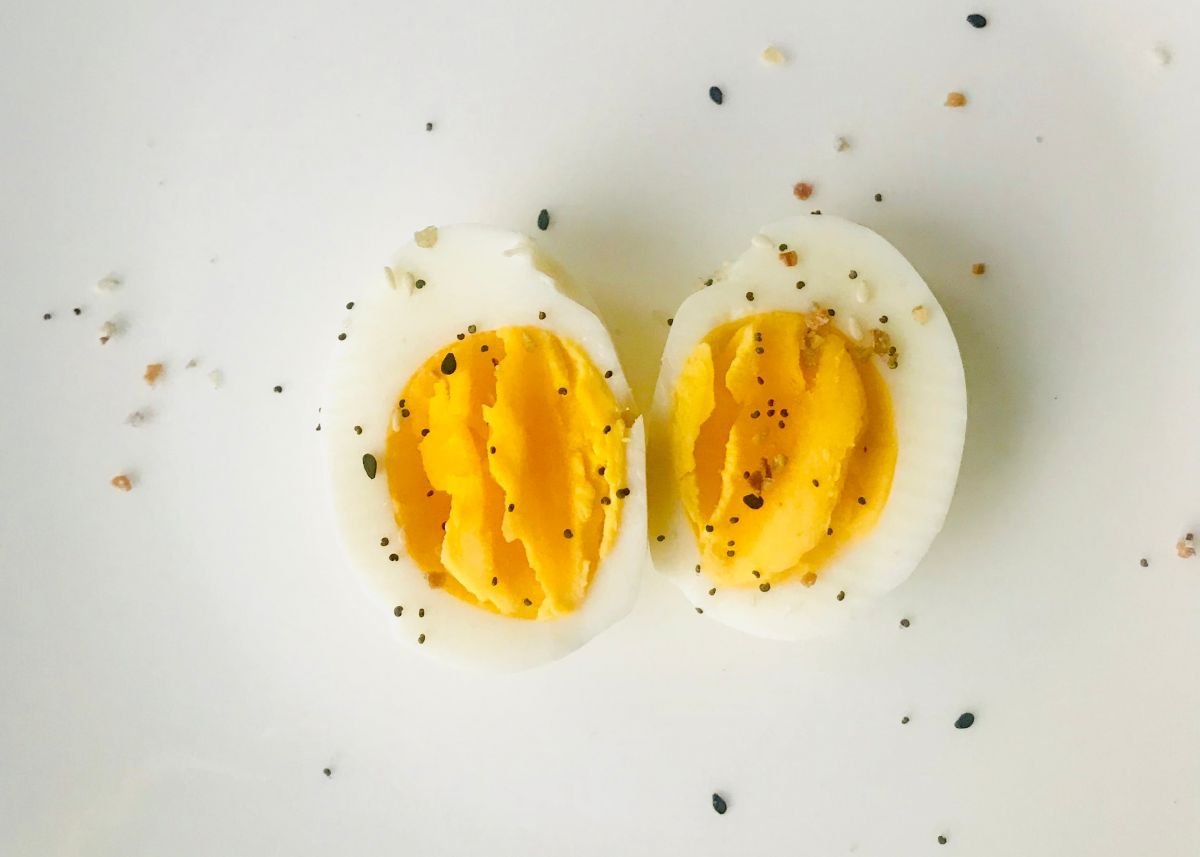 Simple tricks for boiling eggs so they don't smell fishy and don't go