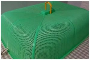 Aksi pria tunjukkan fungsi lain tudung saji ini kreatif abis, bikin memasak lebih praktis