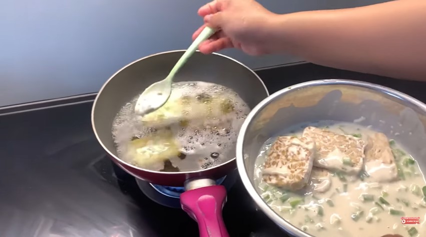 Cara menggoreng tempe mendoan agar tidak menyerap banyak minyak dengan satu bahan tambahan