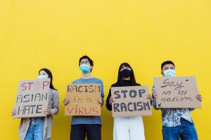 5 Contoh teks anekdot yang mengandung kritik sosial, lengkap dengan definisi, fungsi, dan formatnya