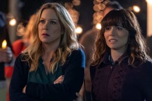 Ulasan serial Netflix Dead To Me, tentang persahabatan, misteri, dan kejutan yang tak terduga