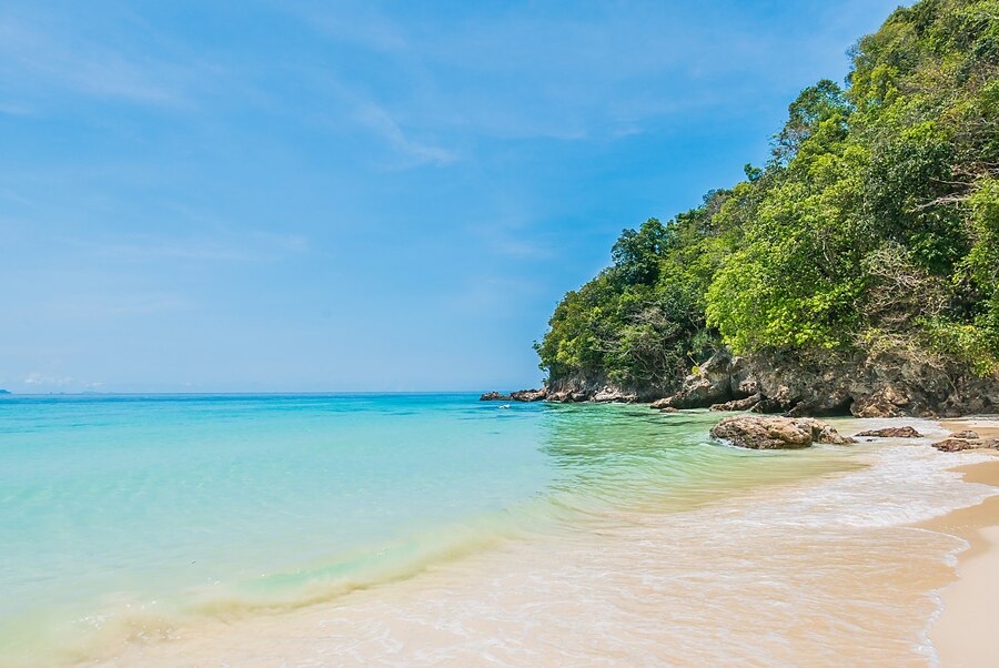 9 Makna mitos larangan kenakan baju hijau di pantai selatan, dianggap bakal dibawa oleh Nyi Roro Kidul