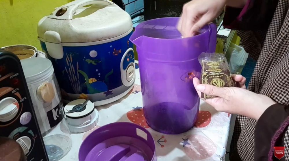Andalkan 1 bahan dapur, begini cara menghilangkan bau plastik menyengat di teko baru