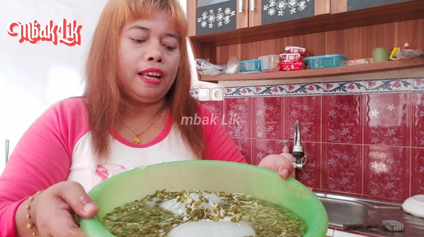 Bukan dikupas satu-satu, ini cara pisahkan kulit kacang hijau dari tauge agar lebih hemat air