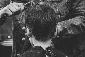 9 9 Arti mimpi rambut dipotong orang lain menurut Islam, simbol nasib baik atau buruk?