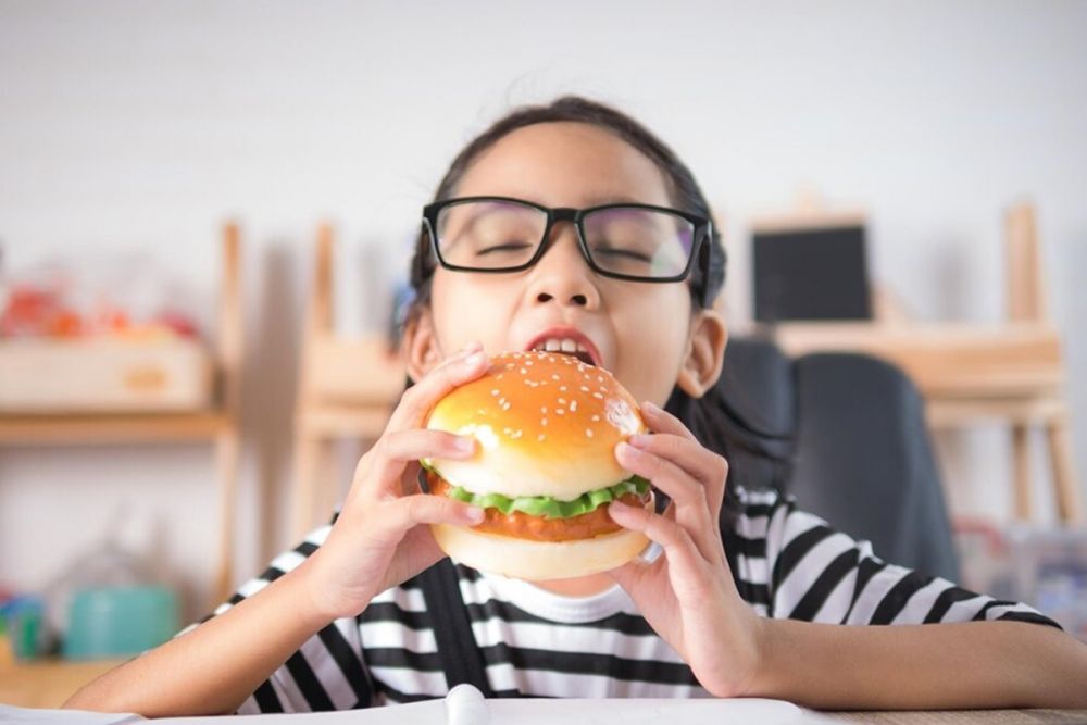 Bocah 12 tahun ini alami kebutaan permanen usai konsumsi burger dan donat, dokter jelaskan penyebabnya