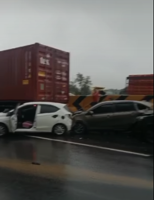 Detik-detik truk diduga alami rem blong, akibatkan kecelakaan beruntun di Tol Cipularang KM 92