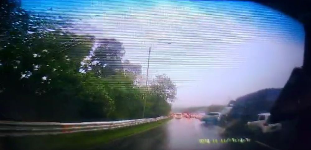 Detik-detik truk diduga alami rem blong, akibatkan kecelakaan beruntun di Tol Cipularang KM 92
