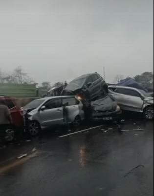 5 Fakta kecelakaan beruntun di Tol Cipularang KM 92, ada kendaraan sampai keluar jalur