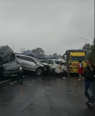 5 Fakta kecelakaan beruntun di Tol Cipularang KM 92, ada kendaraan sampai keluar jalur