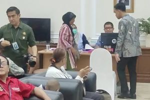 Momen Gibran Rakabuming tinjau program 'Lapor Mas Wapres' di Istana Wapres, sapa warga yang mengadu